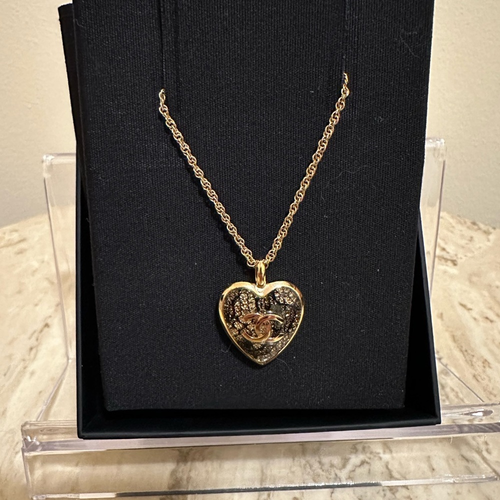 CHANEL Gold Heart CC Pendant Necklace with Textured Inlay - Picture 3 of 5